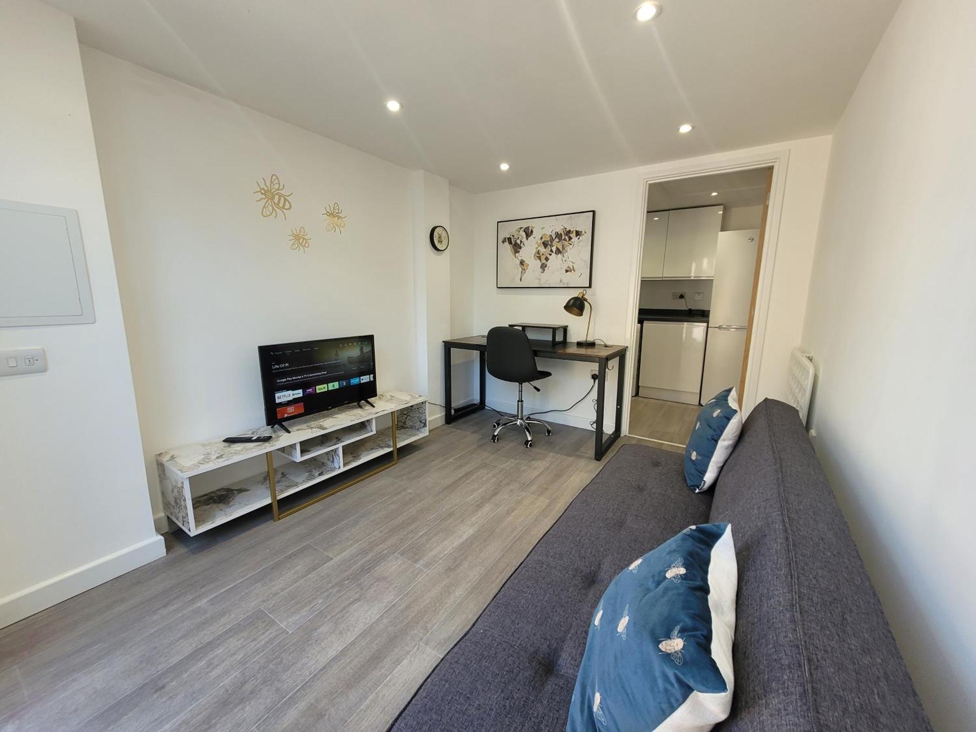 Bumblebee Bungalow - With Separate Office And Gaming Space By Catchpole Stays 콜체스터 외부 사진